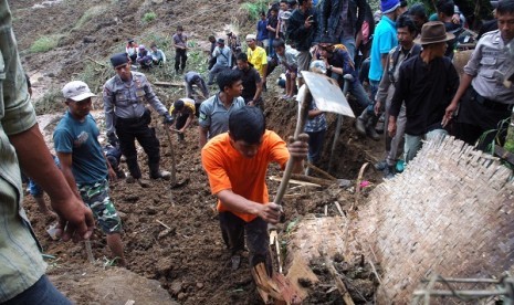 Some residents help search and rescue team to find the burried victims in Ciliin Bandung, West Java, on March 25.