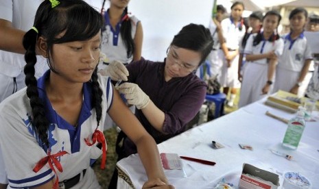 Some senior high school students get vaccines for cervical cancer in Bali. (illustration)  