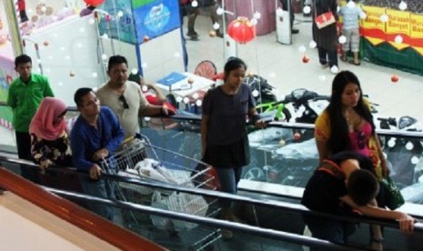 Some Singaporeans visit a shopping center in Batam, a free trade zone area near Singapore. (illustration)