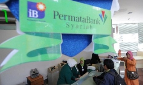 Some staff helps customers in a counter of Bank Permata Syariah in Jakarta. Sharia financing of Bank Permata increases 95 percent, according to the bank's published report. (illustration)