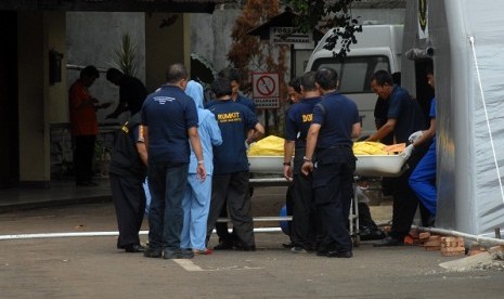 Some staff move a number of bodybags of Sukhoi victims into Disaster Victims Identification (DVI) tent for identification process in the police hospital in Kramatjadi, Jakarta.  