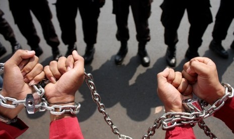 Some students are chained themselves during a protest in front of Presidential Palace in Jakarta, several month ago. They demand the government to be more actively resolve Indonesian worker's cases abroad.  