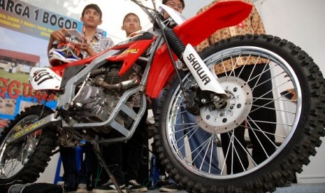 Some students of a vocational school in Bogor, SMK Bina Warga 1, put their own assembled motorcycle on display in a exhibition Bandung, West Java. (illustration)  