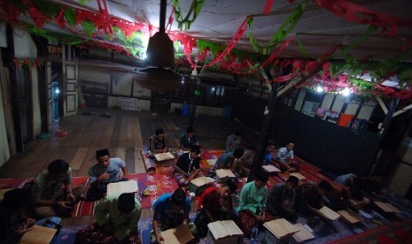 Some students or santris study in a classical Islamic boarding school in Padangpariaman, West Sumatra. (Illustration)