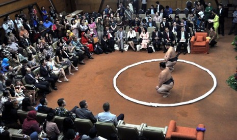 Some sumo althletes demonstrate their skills in Jakarta, as part of Sumo Internasional 2013 on 24-25 August, 2013. During their visit to Indonesia, they wear batik inspired yukatas. (file photo) 