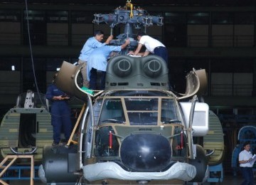 Some technicians assemble a chopper at PT Dirgantara. (photo file)