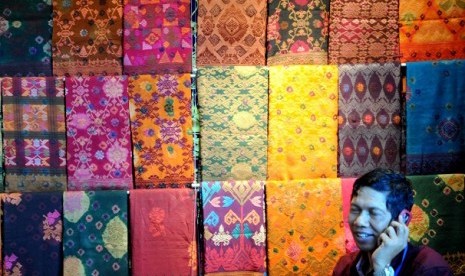 Some traditional textiles made by small medium enterprises are on display (illustration)  