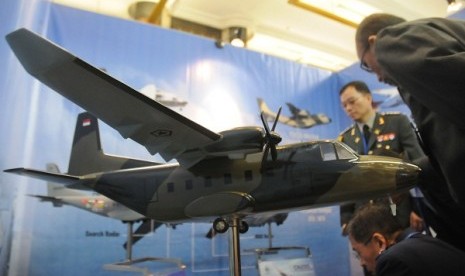 Some visitors watch a military jet during Jakarta International Defense Dialogue (JIDD) 2013 in Jakarta on March 20.