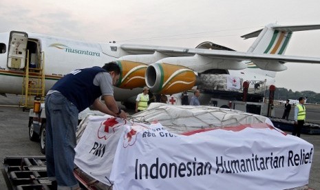 Some volunteers prepare Indonesian humanitarian relief before departing to Myanmar last week. Myanmar's government finally issued travel document for Indonesian Red Cross (PMI) on Wednesday to deliver the aid for Rohingya refugees. (illustration)