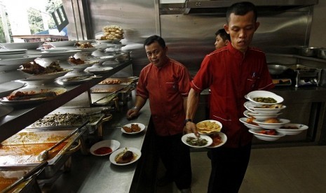 Some waiters serve food at a Padang restaurant in Menteng, Jakarta. Government of Jakarta and Indonesian Board of Ulama (MUI) will promote halal certification to meet the demand from local residents as well as toursists. (illustration)