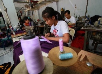 Some worker sew blouses in an SME unit in Yogyakarta, Central Java. To boost financing in SMS sector, BI is ready to ease some provisions especially in mudharabah and musyarakah arrangements (illiustration).