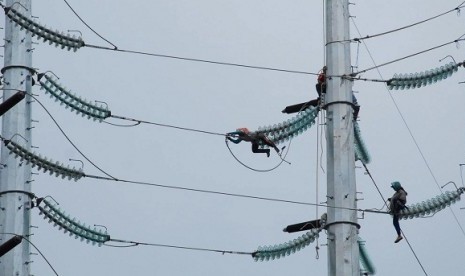 Some worker try to connect electricity cable. PT Perusahaan Listrik Negara builds submarine electricity cable in the Riau Islands province. (illustration)