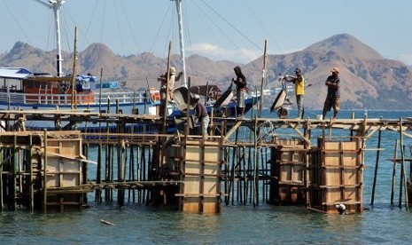 Some workers build new port in Labuhan Bajo, Manggarai, East Nusa Tenggara. (illustration)    