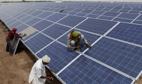 Some workers install solar panels at solar project in India. Last weekend, Indonesian and Chinese entrepreneurs agree to build Solar Power Plant in Eastern Indonesia. (illustration)  