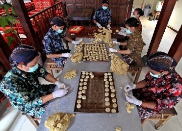 Some workers make traditional snack called bakpia in Yogyakarta. International Finance Corporation (IFC) reports, compared to other cities, starting a business is easiest in Yogyakarta (ilustration).        