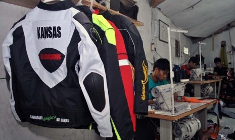 Some workers sew leather jackets in a workshop in Bogor, West Java. Industrial sector in trade balance deficit in 2012 reached 23 billion USD after the sector recorded a surplus of 28 billion USD in 2007. (illustration)