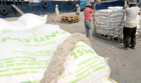 Some workers unload cargo of wheat flour in Sunda Kelapa Port, Jakarta, on Sunday. (illustration)  