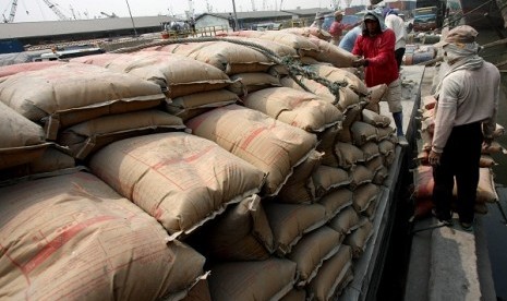 Some workers unload cement cargo at Sunda Kelapa Port in Jakarta. (illustration)