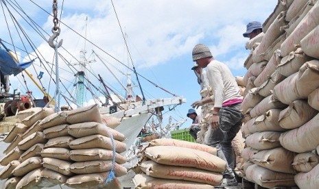 Some workers unload cement from cargo ship at Sunda Kelapa Port, Jakarta. (illustration)