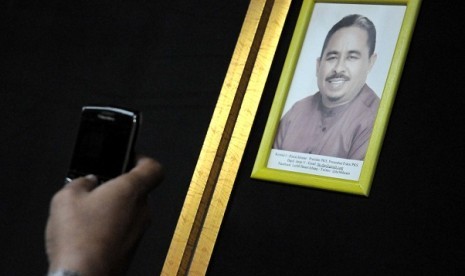 Somebody takes pictures of former chairman of Prosperous Justice Party, Luthfi Hasan Ishaaq (LHI) at Senayan, Jakarta, on Tuesday. Ishaaq officially steps downs from his position as a member of parliament. 