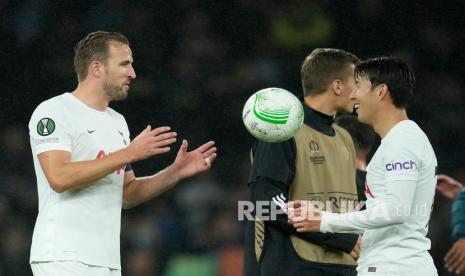  Son Heung-min dari Tottenham melempar bola ke pemain Tottenham Harry Kane setelah ia mencetak hattrick, setelah peluit akhir pertandingan sepak bola Grup G Liga Konferensi Eropa antara Tottenham Hotspur dan NS Mura di Stadion Tottenham Hotspur di London, Jumat (1/10) dini hari WIB.