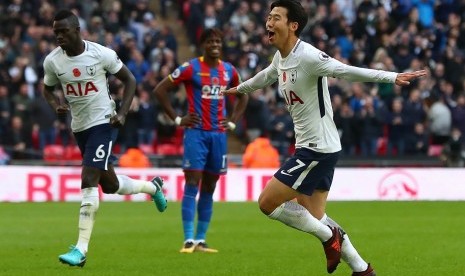 Son Heung-min (kanan) merayakan golnya ke gawang Crystal Palace.