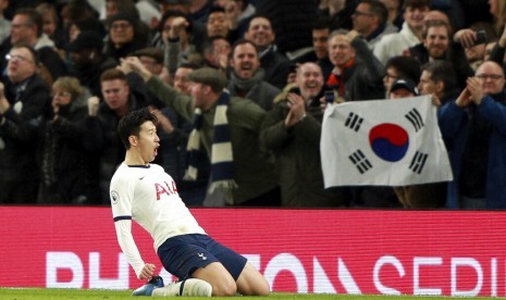 Penyerang sayap Tottenham Hostpur Son Heung-Min merayakan gol.