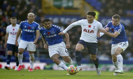 Son Heung-min Tottenham, kedua kanan, berduel memperebutkan bola dengan pemain Everton Seamus Coleman, kanan, dan pemain Everton Allan dalam pertandingan sepak bola Liga Inggris antara Everton dan Tottenham Hotspur di Goodison Park di Liverpool, Inggris, Ahad (7/11).