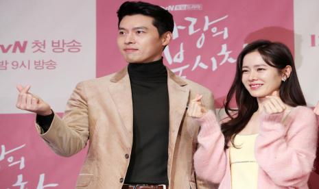 Pasangan selebritas Son Ye-jin dan Hyun Bin. Ye-jin mengumumkan kehamilannya melalui unggahan di Instagram, Senin (27/6/2022).