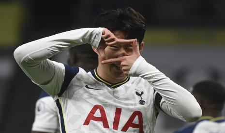 Son Heung-min meraih gelar Penghargaan Puskas FIFA 2020 untuk gol terbaik. Gol Son ke gawang Burnley pada Desember 2019 dinobatkan sebagai gol terbaik. 