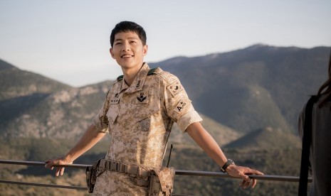 Song Joong-Ki dalam salah satu adegan di drama populer 'Descendants of the Sun'.