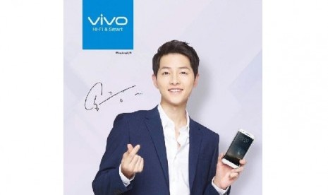 Song Joong Ki tengah berpose sebagai brand ambassador Vivo yang baru. 