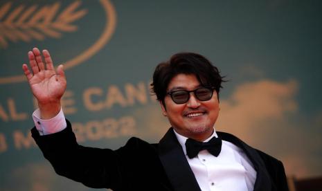 Sutradara Jepang, Hirokazu Kore-eda, puji akting Song Kang-ho di film 'Broker'.