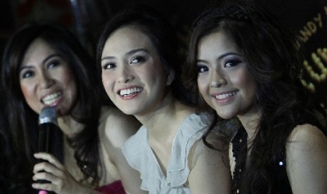 Sonia Wibisono (paling kiri), Shandy Aulia (tengah), dan Tasya Kamila (kanan).