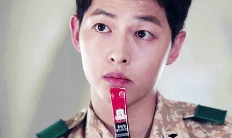 Soong Jong Ki terlihat meminum ginseng merah dalam salah satu episode film Descendants of the Sun 