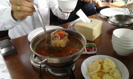 Sop buntut, salah satu menu andalan Istana Nelayan Tangerang,