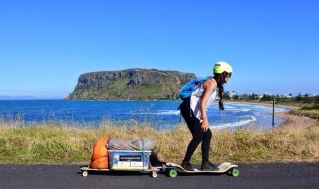 Sophee Southall menikmati pemandangan di sekitar wilayah Stanley, Tasmania.