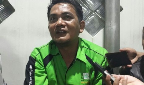 Sopir ambulan RS Fatmawati, Haris (43) yang mengangkat jenazah pria yang bunuh diri secara live di Facebook, Pahinggar Indrawan saat diwawancara di RS Fatmawati, Sabtu (18/3) dini hari.