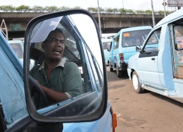 Sopir Angkot di Terminal Kampung Melayu