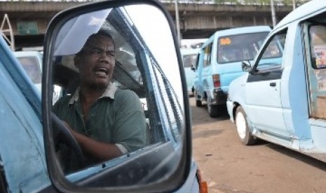 Sopir Angkot di Terminal Kampung Melayu