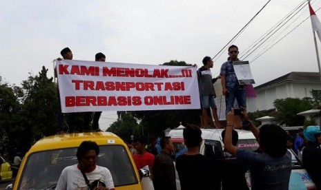 Sopir angkot mendatangi Balai Kota Sukabumi menolak keberadaan angkutan online, Selasa (26/9).