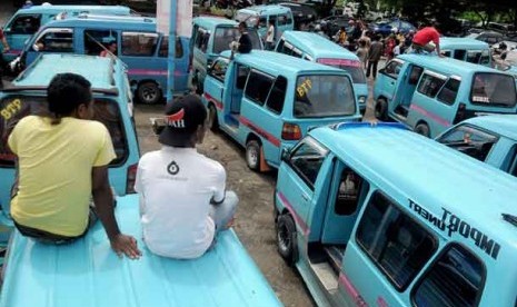  Sopir angkutan kota (angkot) melakukan aksi mogok.  (liustrasi)