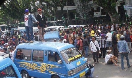 Sopir angkutan melakukan mogok massal untuk menolak keberadaan taxi dan ojek berbasis aplikasi online di depan Balai Kota Malang, Jawa Timur, Senin (20/1). 