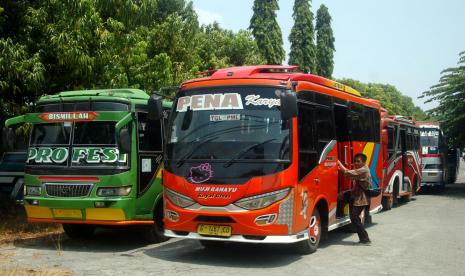 Sopir angkutan umum berada samping mobilnya saat mogok beroperasi di jalur Pantura Damyak, Kabupaten Tegal, Jawa Tengah, Senin (5/9/2022). Aksi mogok sopir angkutan umum jalur Pantura jurusan Tegal-Pemalang tersebut untuk menuntut adanya penyesuaian tarif menyusul naiknya harga BBM. 