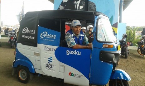 Sopir bajaj gas nomor 20, Sudarso (45), sedang mengantar para wartawan untuk meliput kegiatan peringatan Konferensi Asia Afrika (KAA) ke-60 di Kota Bandung. Karena menjalankan tugasnya, Sudarso harus ikhlas kehilangan momentum kelahiran anak keduanya di Ku