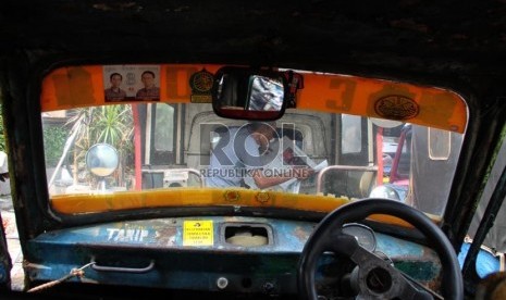  Sopir bemo menunggu penumpang di Jalan Mangga Besar, Jakarta, Senin (9/9).    (Republika/Yasin Habibi)