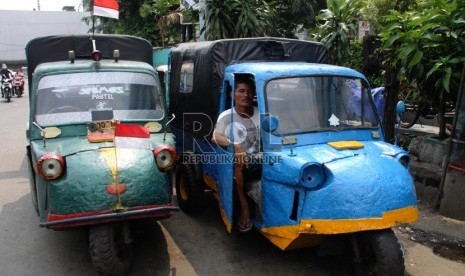  Sopir bemo menunggu penumpang di Jalan Mangga Besar, Jakarta. (Republika/Yasin Habibi)