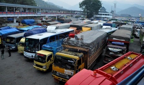  Sopir beristirahat diatas truknya yang menanti kedatangan kapal roro di Pelabuhan Merak, Banten, Ahad (4/8).  (Republika/Rakhmawaty La'lang)