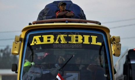  Sopir beristirahat diatas truknya yang menanti kedatangan kapal roro di Pelabuhan Merak, Banten, Ahad (4/8).  (Republika/Rakhmawaty La'lang)