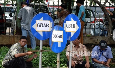  Sopir kendaraan sewa berbasis transportasi online menunggu saat uji kir khusus di Silang Monas, Jakarta, Senin (15/8).  (Republika/ Yasin Habibi)